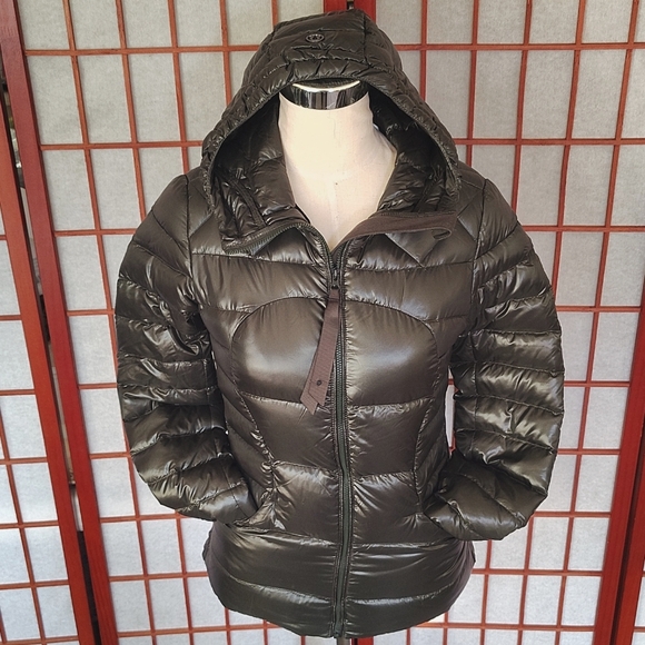 #32 LuLulemon Stylish Hoodie. Size: 4 - Picture 2 of 5